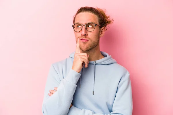 Young Caucasian Man Isolated Pink Background Contemplating Planning Strategy Thinking — Stock Photo, Image