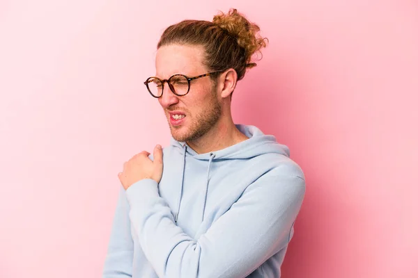 Jovem Caucasiano Isolado Fundo Rosa Com Uma Dor Ombro — Fotografia de Stock