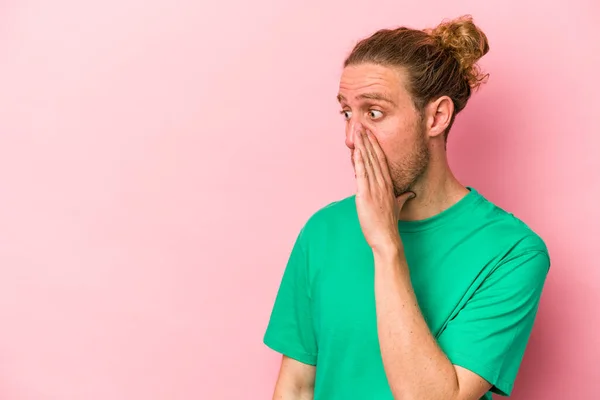 Joven Caucásico Hombre Aislado Rosa Fondo Siendo Sorprendido Causa Algo —  Fotos de Stock