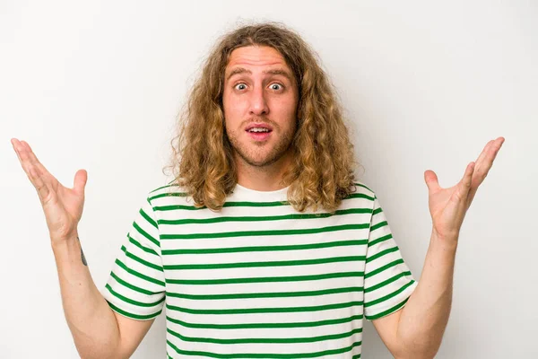 Beyaz arka planda izole edilmiş genç beyaz adam gökyüzüne haykırıyor, yukarı bakıyor, hayal kırıklığına uğramış..