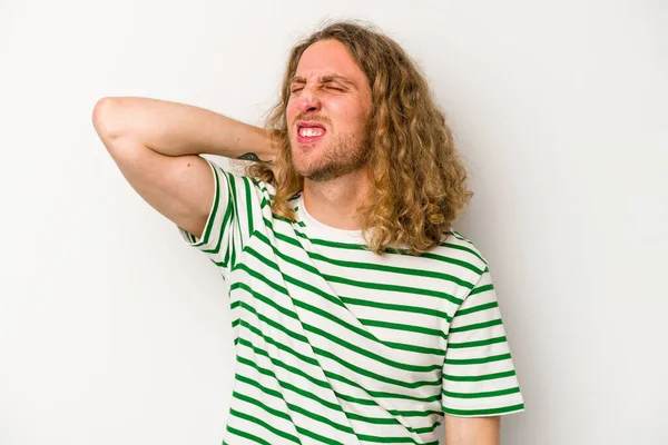 Beyaz arka planda izole edilmiş genç beyaz bir adam sabit yaşam tarzından dolayı boyun ağrısı çekiyor..