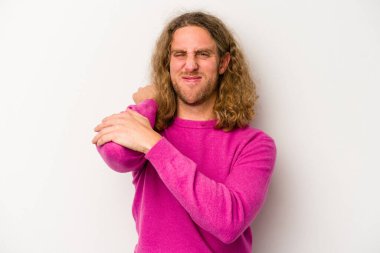 Beyaz arka planda izole edilmiş beyaz tenli genç bir adam kötü bir hareketin ardından acı çekiyor..