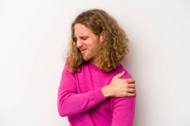 Beyaz arka planda izole edilmiş, omuz ağrısı olan genç beyaz bir adam..