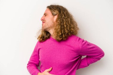 Beyaz arka planda izole edilmiş beyaz bir adam sırt ağrısı çekiyor..