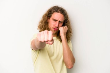 Beyaz arka planda izole olmuş genç beyaz bir adam bir tartışma yüzünden yumruk atıyor, sinirleniyor, kavga ediyor, boks yapıyor..