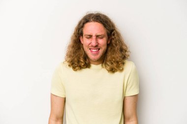 Beyaz arka planda izole edilmiş genç beyaz adam gülüyor ve gözlerini kapıyor, rahatlamış ve mutlu hissediyor..