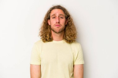 Beyaz arka planda soyutlanmış beyaz bir adam üzgün, ciddi bir yüz, mutsuz ve hoşnutsuz..