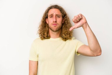 Beyaz arka planda izole edilmiş genç beyaz bir adam hoşlanmadığı bir jest yapıyor, kabul etmiyor. Anlaşmazlık konsepti.