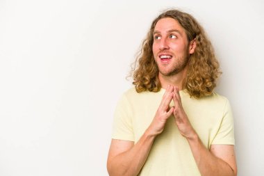 Kafkasyalı genç bir adam beyaz arka planda izole edildi. Aklında bir plan oluşturdu..