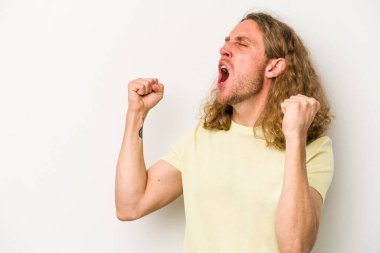 Beyaz arka planda izole edilmiş genç beyaz bir adam zaferden sonra yumruğunu kaldırıyor, kazanan konsept.