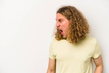 Beyaz arka planda izole genç beyaz adam çok kızgın, öfke kavramı bağırıyor, hayal kırıklığına uğramış.