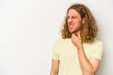 Beyaz arka planda izole edilmiş genç beyaz bir adam kafasının arkasına dokunuyor, düşünüyor ve bir seçim yapıyor..