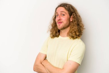 Beyaz arka planda izole edilmiş genç beyaz adam mutlu, güler yüzlü ve neşeli..