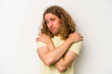 Beyaz arka planda izole edilmiş genç beyaz bir adam. Kucaklaşma, kaygısız gülümseme ve mutluluk..