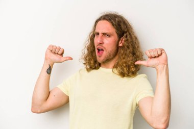 Beyaz arka planda izole edilmiş genç beyaz adam gururlu ve kendinden emin hissediyor, örnek olarak..