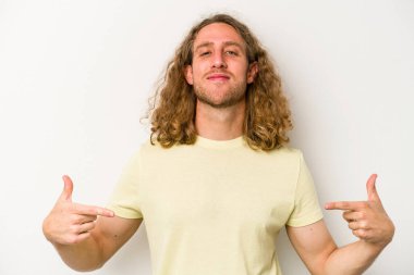 Beyaz arka planda izole edilmiş genç beyaz bir adam parmakları aşağıda, olumlu bir his var..