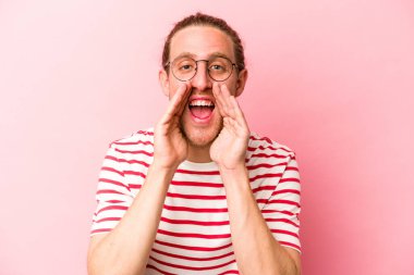 Pembe arka planda izole edilmiş genç beyaz bir adam bir dedikodu söylüyor, bir haber sunuyor..