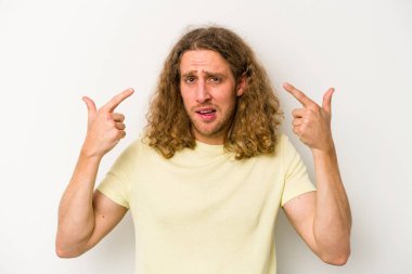 Beyaz arka planda izole edilmiş genç beyaz bir adam işaret parmağıyla hayal kırıklığı jesti gösteriyor..