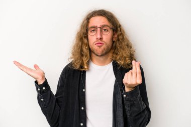 Beyaz arka planda izole genç beyaz adam onun hiç parası olmadığını gösteriyor.