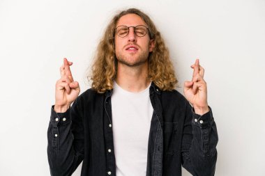 Beyaz arka planda izole genç beyaz adam şans dilemek için şans diliyor.