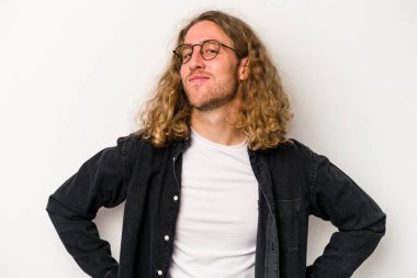 Beyaz arka planda izole edilmiş genç beyaz adam hedeflere ve amaçlara ulaşmayı hayal ediyor.