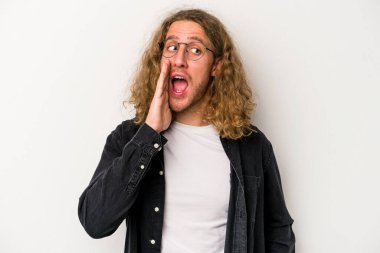 Beyaz arka planda izole edilmiş beyaz bir adam heyecanlı bir şekilde bağırıyor..