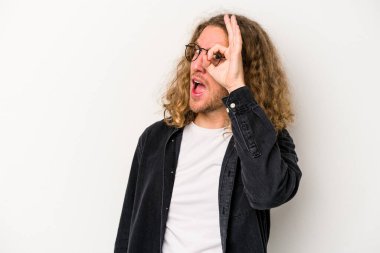 Beyaz arka planda izole genç beyaz adam heyecanlı tamam göz jesti tutmak.