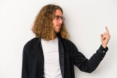 Beyaz arka planda izole edilmiş genç beyaz bir adam seni işaret ediyor. Sanki davet ediliyormuş gibi..