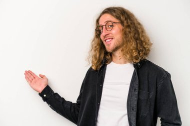 Beyaz arka planda izole edilmiş beyaz bir genç hoş bir ifade sergiliyor..