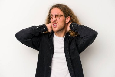 Beyaz arka planda izole edilmiş genç beyaz bir adam sabit yaşam tarzından dolayı boyun ağrısı çekiyor..