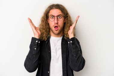 Beyaz arka planda izole edilmiş genç beyaz adam şaşırdı ve şok oldu..