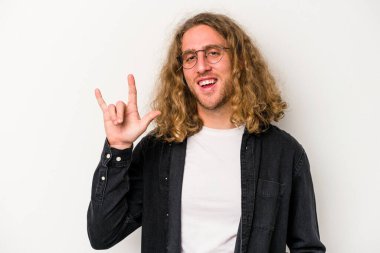 Beyaz arka planda izole edilmiş genç beyaz bir adam boynuzlarını devrim konsepti olarak gösteriyor..