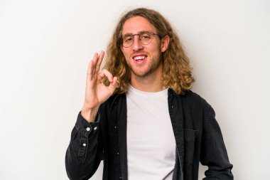 Beyaz arka planda izole edilmiş genç beyaz bir adam neşeli ve kendinden emin..