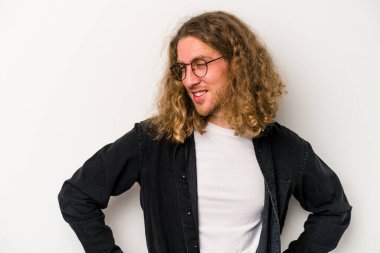 Beyaz arka planda izole edilmiş beyaz bir adam. Kendine güveniyor. Kalçaları tutuyor..