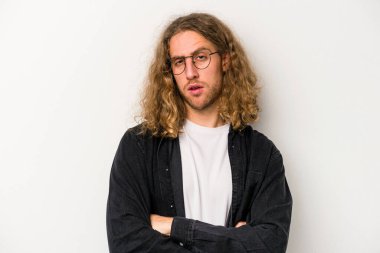 Beyaz arka planda izole edilmiş, sıkılmış, yorgun ve dinlenmeye ihtiyacı olan genç beyaz bir adam..