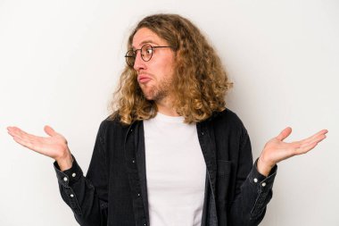 Beyaz arka planda izole edilmiş genç beyaz bir adam. Kafası karışmış ve omuz silkiyor. Kopya alanını tutmak için..