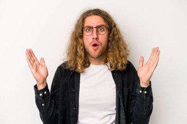 Beyaz arka planda izole genç beyaz adam bir fikri, ilham konsepti var.