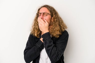 Beyaz arka planda izole edilmiş genç beyaz bir adam virüs veya enfeksiyon yüzünden boğazında ağrı hissediyor..