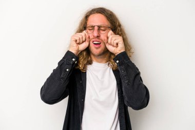 Beyaz arka planda ağlayan ve sızlanan beyaz tenli genç bir adam var..