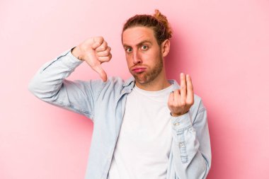 Pembe arka planda izole edilmiş genç beyaz adam, kadının hiç parası olmadığını gösteriyor..