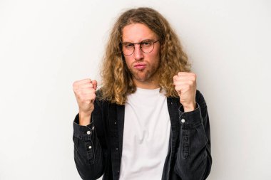 Beyaz arka planda izole edilmiş genç beyaz bir adam yumruğunu kameraya gösteriyor, agresif bir yüz ifadesi..