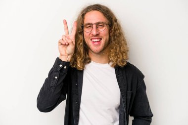 Beyaz arka planda izole edilmiş genç beyaz adam iki numarayı parmaklarıyla gösteriyor..