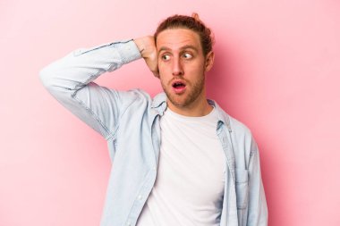 Pembe arka planda izole edilmiş genç beyaz adam şok geçiriyordu, önemli bir buluşmayı hatırladı..