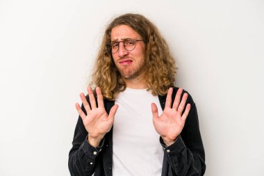 Beyaz arka planda izole edilmiş genç beyaz bir adam tiksinti belirtisi gösteren birini reddediyor..