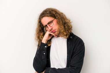 Beyaz arka planda izole genç beyaz adam tekrarlanan bir görevden yoruldu.