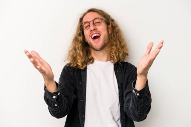 Beyaz arka planda izole edilmiş genç beyaz adam kameraya sarıldığı için kendinden emin hissediyor..