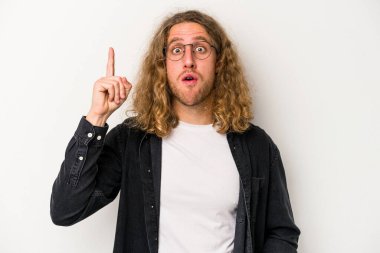 Beyaz arka planda izole edilmiş beyaz bir genç adam, yaratıcılık kavramı, harika bir fikre sahip..