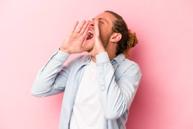 Pembe arka planda izole edilmiş beyaz bir adam heyecanlı bir şekilde bağırıyor..