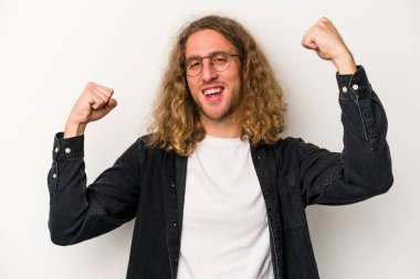 Beyaz arka planda izole edilmiş genç beyaz adam tasasız ve heyecanlı bir şekilde tezahürat yapıyor. Zafer konsepti.