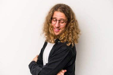 Beyaz arka planda izole genç beyaz adam gülüyor ve eğleniyor..